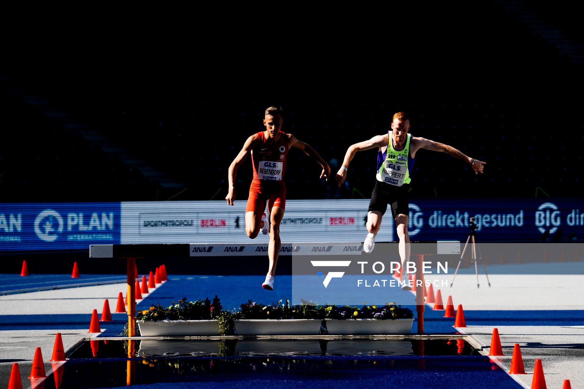 Karl Bebendorf (Dresdner SC 1898) und Frederik Ruppert (SC Myhl LA) ueber 3000m Hindernis waehrend der deutschen Leichtathletik-Meisterschaften im Olympiastadion am 26.06.2022 in Berlin